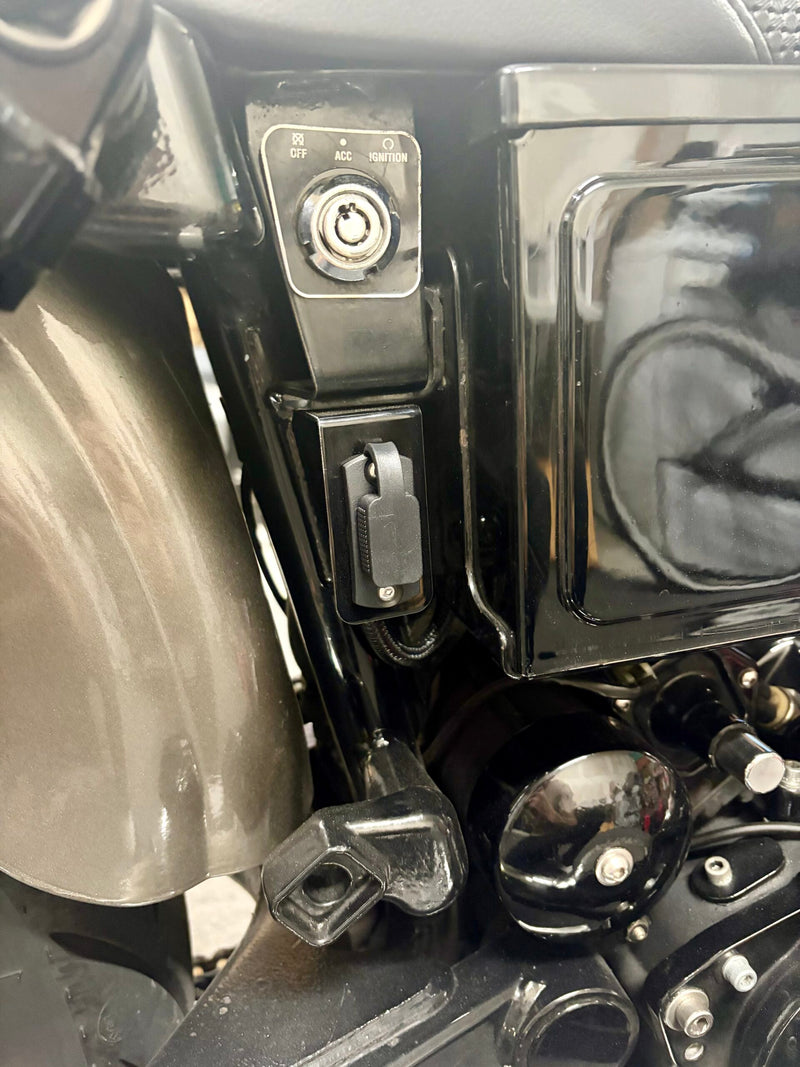 CLMT CUSTOMS - 1991-2005 Dyna Battery Tender Quick Connect Mount