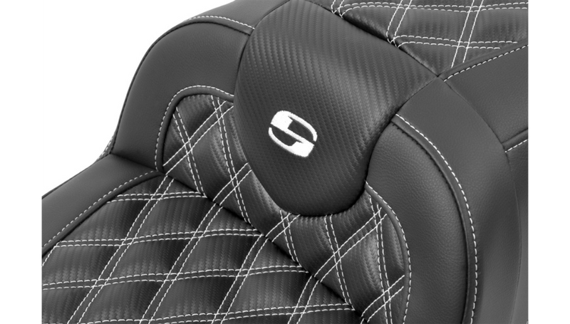 SADDLEMEN RoadSofa™ Seat - with Backrest - Carbon Fiber - Lattice Stitch - White Stitch - Touring '23.5-'25