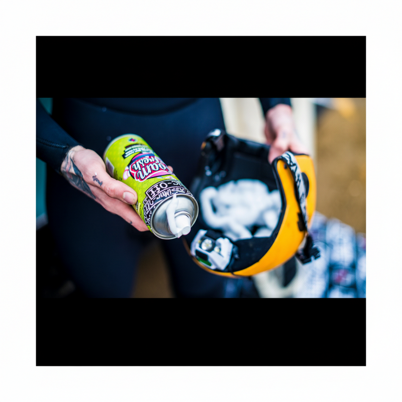 MUC-OFF USA Foaming Helmet Freshener - 400ml - Aerosol