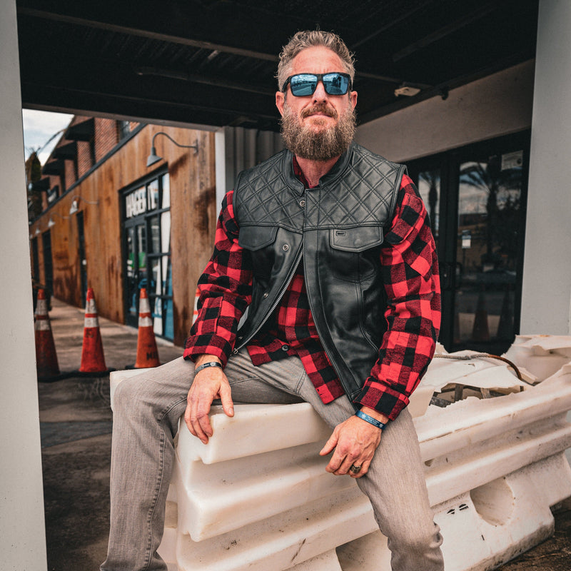 Made from cowhide leather with a diamond stitch pattern, it includes four exterior pockets, two inside concealed carry pockets, a zip snap main closure.