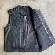 Made from cowhide leather with a diamond stitch pattern, it includes four exterior pockets, two inside concealed carry pockets, a zip snap main closure.