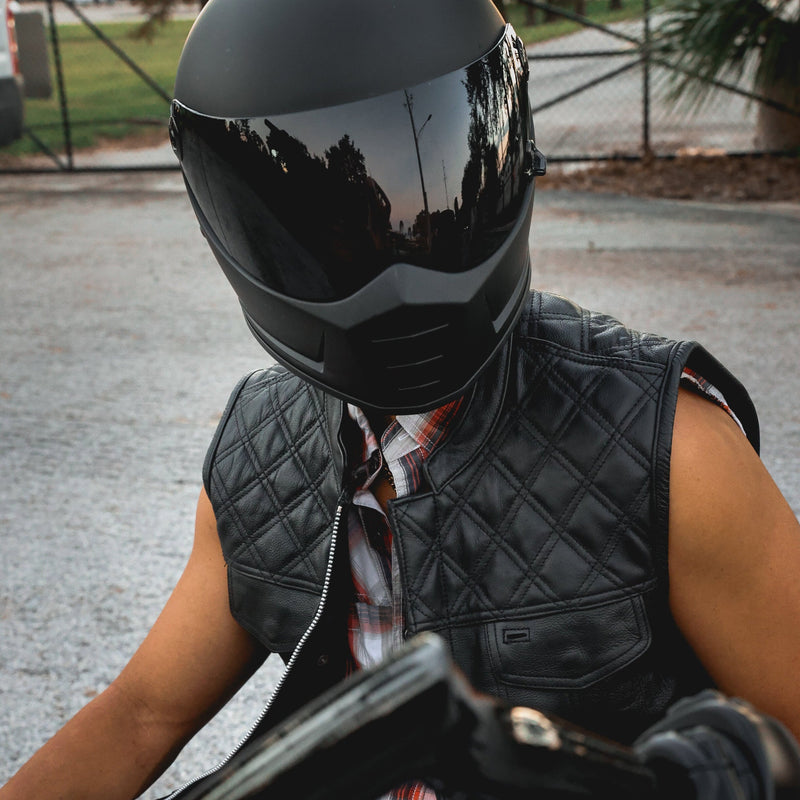 Made from cowhide leather with a diamond stitch pattern, it includes four exterior pockets, two inside concealed carry pockets, a zip snap main closure.