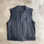 The Men's Diamond Stitch Club Vest by Unik Premium combines sophisticated design with practical features.