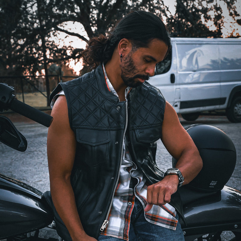 Made from cowhide leather with a diamond stitch pattern, it includes four exterior pockets, two inside concealed carry pockets, a zip snap main closure.